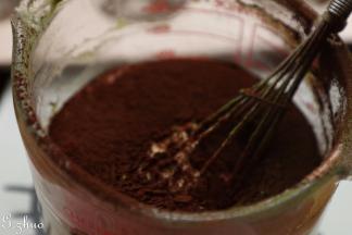 再倒出原味四份之一加入抹茶粉，同样翻拌匀。