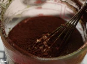 再倒出原味四份之一加入抹茶粉，同样翻拌匀。