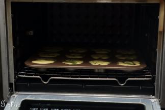 把三份蛋糕糊随意倒入模具中，东菱烤箱预热上下火150度5分钟，