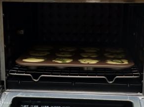 把三份蛋糕糊随意倒入模具中，东菱烤箱预热上下火150度5分钟，