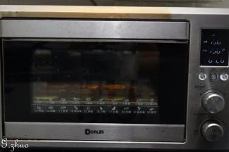 放最底层，同样也是上下火150度烘烤30分钟。烘烤结束后直接取出倒扣模具，蛋糕会自动脱落，