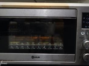 放最底层，同样也是上下火150度烘烤30分钟。烘烤结束后直接取出倒扣模具，蛋糕会自动脱落，