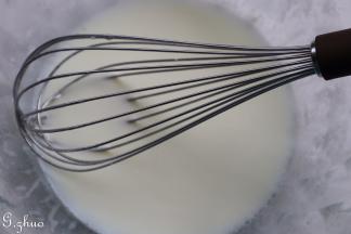 以上配方适用于学厨不锈钢6寸心型慕斯模具一份用量！
蛋糕胚：把牛奶和色拉油混合搅拌稍浓稠状。
