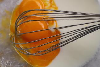 加入蛋黄，搅拌均匀。（蛋清分离出备用）