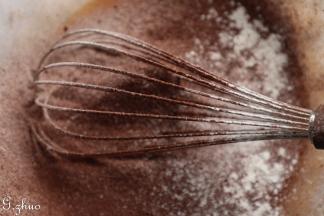 再筛入低粉和可可粉，拌匀。