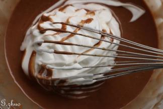 取1/3打发好的蛋清加入可可面糊中拌匀。