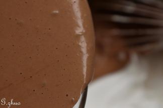 拌匀的可可糊再倒入剩下的2/3的蛋清中，翻拌匀（这里是翻拌）