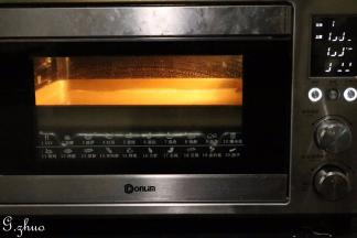 放入东菱烤箱中下层，上下火150度预热3分钟，烘烤25分钟，烘烤结束后取出倒扣在网架上待凉撒撕去油纸即可。