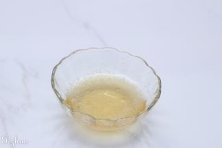 吉利丁片冷水泡软后，再隔热水融化至液态，