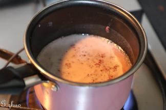 树莓酱加牛奶放不锅加热沸腾。待温热时加入吉利丁液。