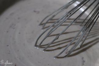 淡奶油打至五分浓稠状态，倒入已拌匀的树莓酱。