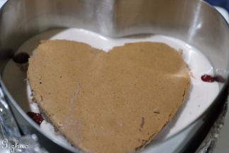 依次铺上第二层蛋糕片。可放冰箱冷冻10分钟左右，这样可以有效避免蛋糕片上浮。