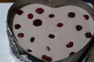 再倒入剩余的慕斯液，表面可撒放一些树莓，口感更佳。没有就不用撒了。放入冰箱冷藏一晚，第二天用电吹风沿着模具边缘外吹至三五圈，轻轻提起模具即可脱离开。
慕斯表层随意装饰
