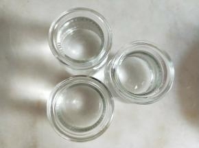 容器用开水消毒晾干。