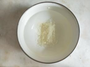 吉利丁片提前用凉开水晾凉。