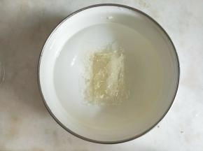 吉利丁片提前用凉开水晾凉。