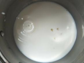 加入泡软的吉利丁片搅拌至吉利丁片完全融化。