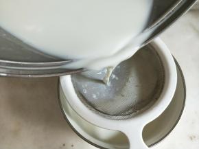 布丁液过筛2遍。