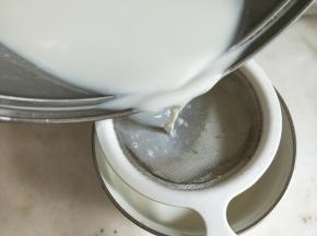 布丁液过筛2遍。
