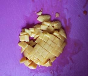 芒果切小块，装饰表面。