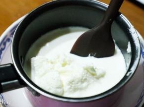 以上配方适用于2份学厨糖果芝士乳酪模具的用量。
奶油奶酪加牛奶隔开水搅拌融化。
