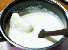 融化后加入黄油，继续隔热水搅拌融化均匀。