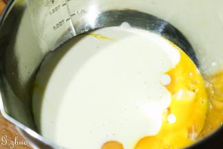 把搅拌好的奶酪糊倒入蛋黄中，搅拌均匀（不用隔热水喔）