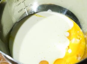 把搅拌好的奶酪糊倒入蛋黄中，搅拌均匀（不用隔热水喔）