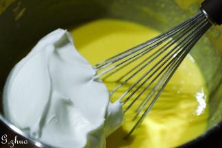 取三分之一勺，切拌入蛋黄奶酪糊中。