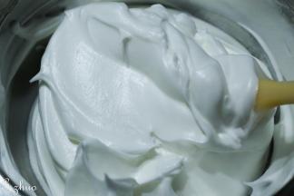 蛋清一次加入所有白砂糖，电动打蛋器打发至倒扣盆也不会掉下的状态