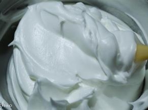 蛋清一次加入所有白砂糖，电动打蛋器打发至倒扣盆也不会掉下的状态