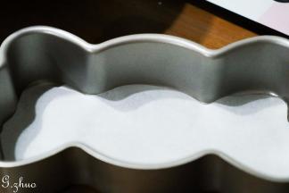 学厨糖果芝士乳酪模具，剪出形状大小相同油纸。