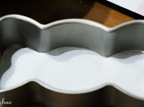 学厨糖果芝士乳酪模具，剪出形状大小相同油纸。