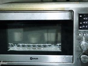 预热结束后上下火150度烘烘40分钟，再转上下火140度烘烤20分钟。
烘烤结束后烤箱开一条小缝让温度自然冷确，再取出乳酪蛋糕，倒扣下取出即可。
