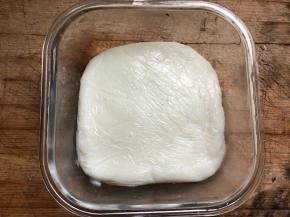 保鲜膜包好，翻面，这样可以使小方两面都平整。