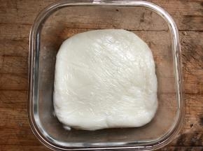 保鲜膜包好，翻面，这样可以使小方两面都平整。