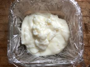 取方形盒子，把牛奶膏倒入盒子里，用东西整理平整。