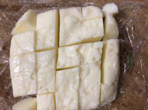 放冰箱冷藏4小时取出切小块。