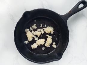 铸铁锅中放入黄油，明火加热至黄油融化并冒泡。