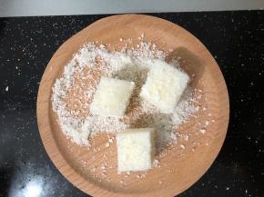 每块都沾上椰蓉就可以了！