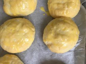 刷上蛋黄液，同时180度预热烤箱5分钟