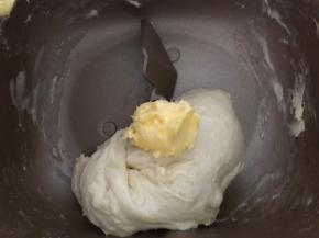 加入黄油，继续揉面至20分钟，揉至扩展阶段，把面团密封发酵至两倍大