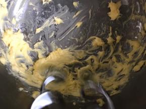 这个时候准备做脆皮，把黄油打散开