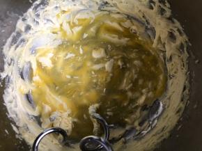 加入鸡蛋，充分搅拌均匀