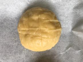 翻面倒扣在铺好油纸的烤盘中，用刮刀划上自己喜欢的划痕，密封发酵至两倍大（快发酵好的时候提前预热烤箱）