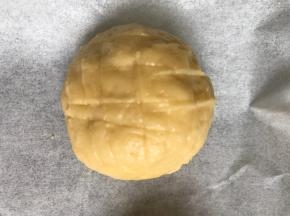 翻面倒扣在铺好油纸的烤盘中，用刮刀划上自己喜欢的划痕，密封发酵至两倍大（快发酵好的时候提前预热烤箱）