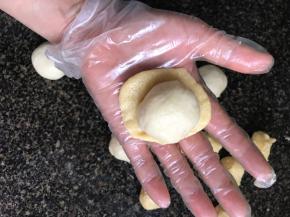 把脆皮丸子按扁，放一个面包丸子在上面