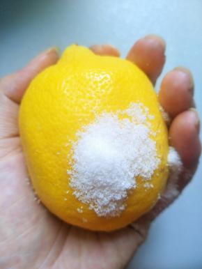 柠檬用盐用力的搓洗表面，