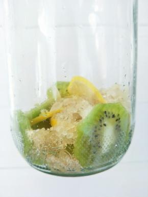 最后加入冰糖碎，没有黄冰糖，白冰糖也可以