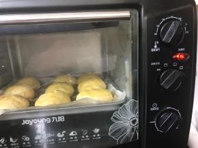 放入预热好的烤箱中层，180度烤30分钟